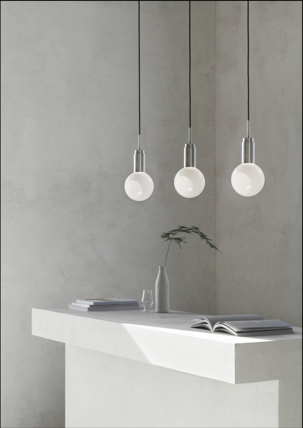 Loftlampe med hvid opalglasskærm og en base fremstillet af stål eller messing