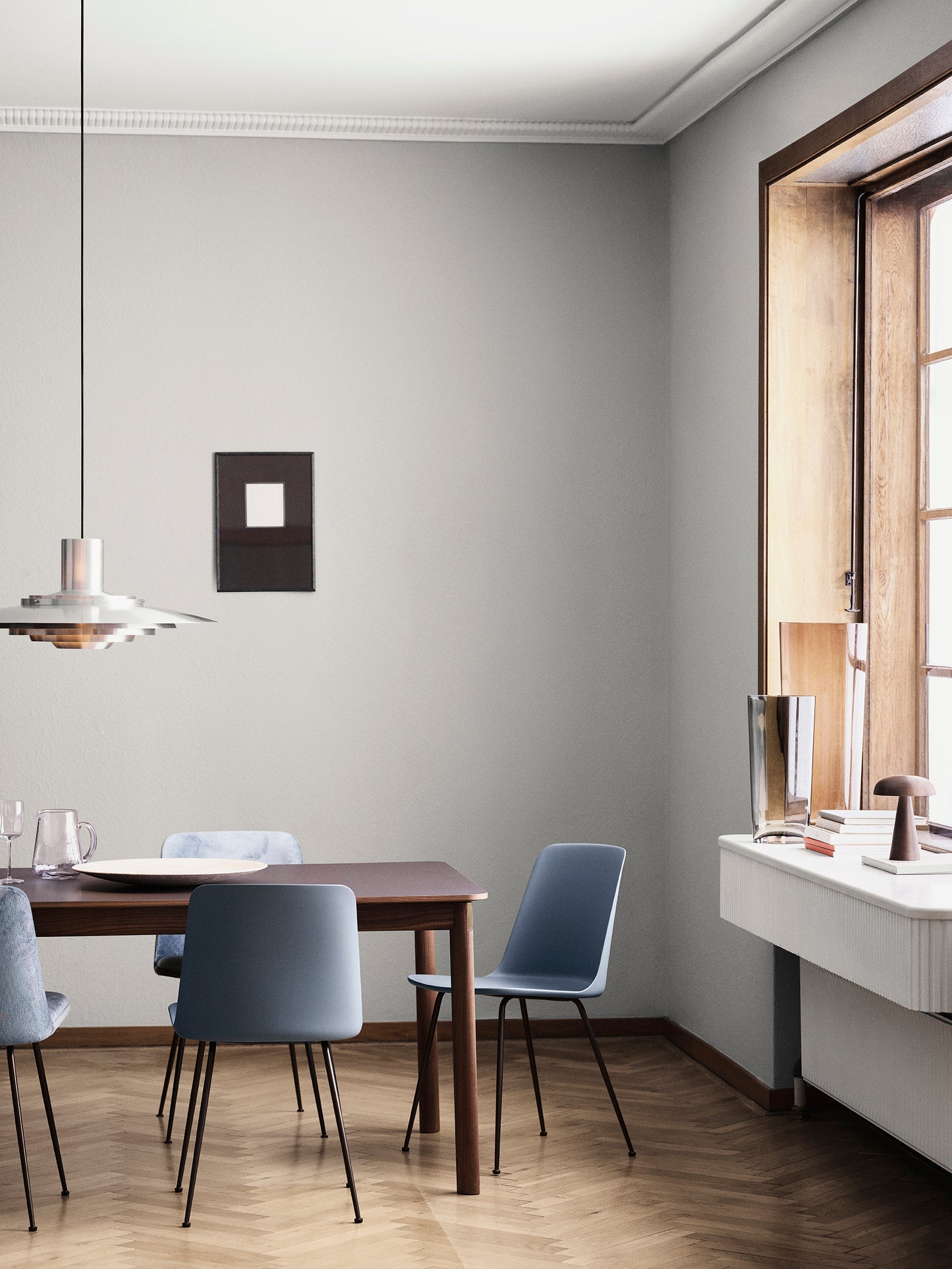 Kastholm og Fabricius' arkitektoniske pendel fra 1963 med subtile variationer af kurver mod lampens midte