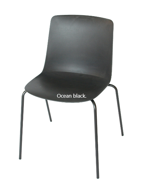 Designet af Andersen og Voll med en plastikskal lavet af 100 % genanvendt plastik ocean black