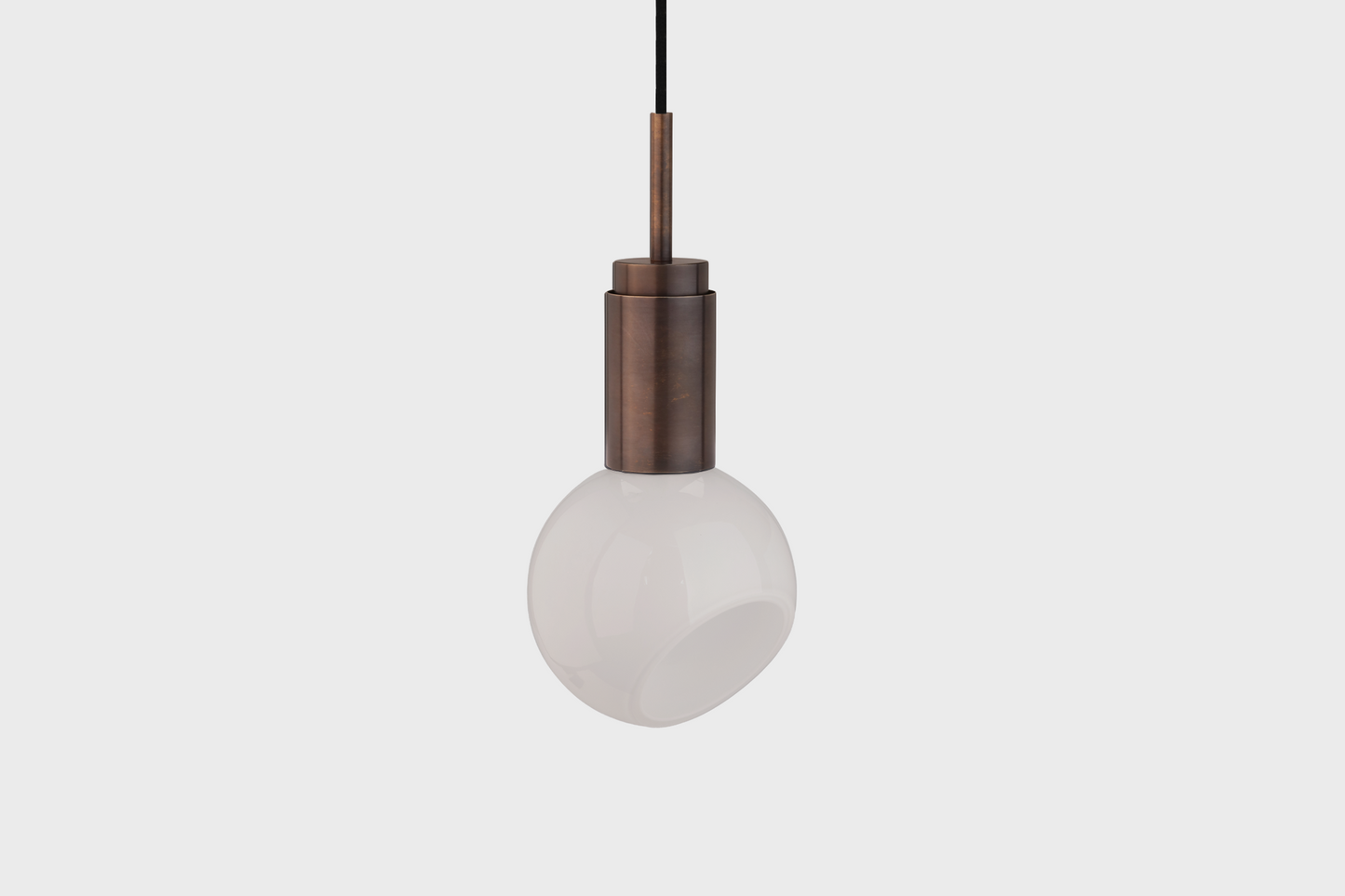 Loftlampe med hvid opalglasskærm og en base fremstillet af stål eller messing