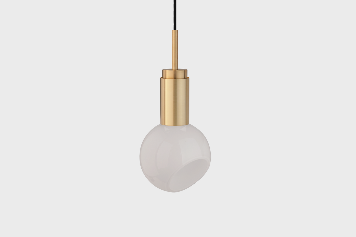 Loftlampe med hvid opalglasskærm og en base fremstillet af stål eller messing
