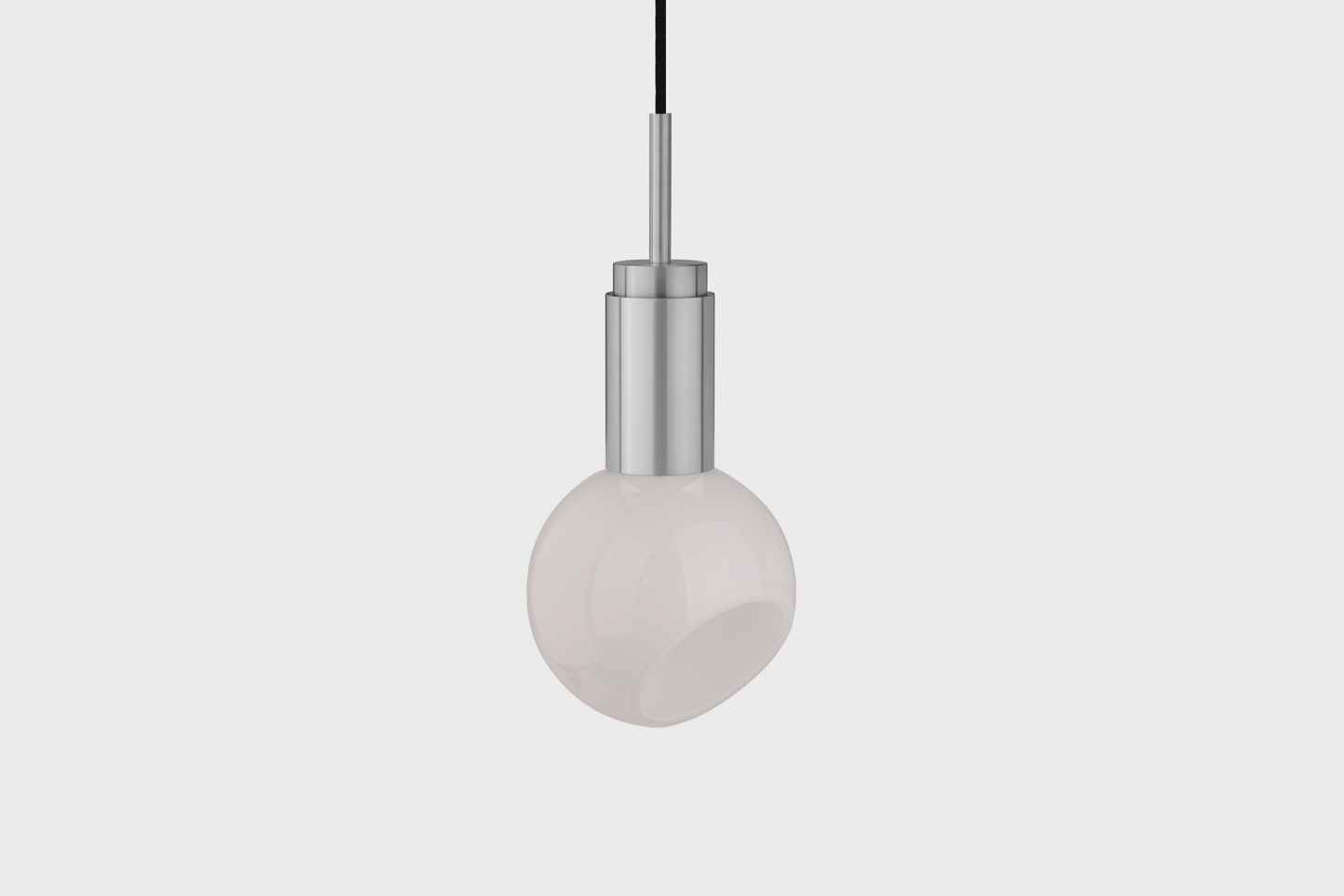 Loftlampe med hvid opalglasskærm og en base fremstillet af stål eller messing