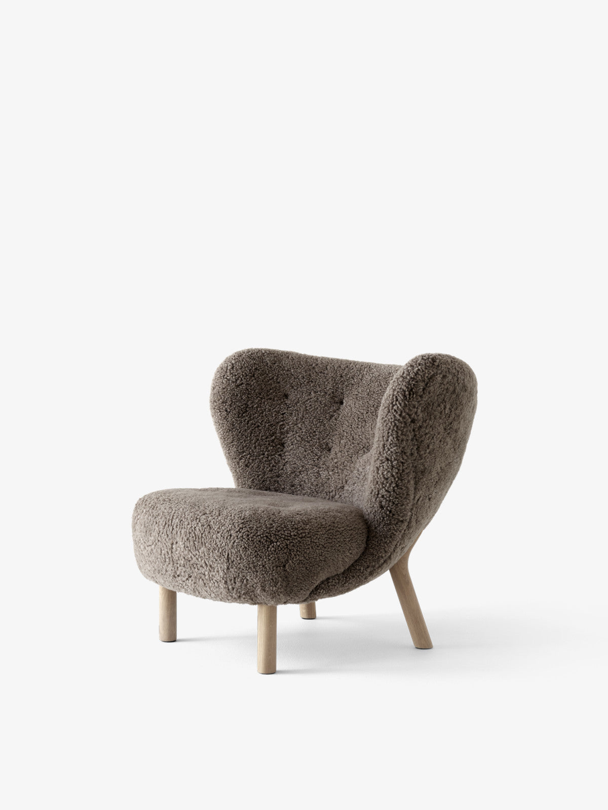 Little Petra designet af Viggo Boesen i 1936 som en lille loungestol brun fåreskind