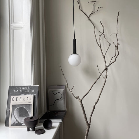 Art Deco-inspireret fatning sort med runde opalglas lampeskærm