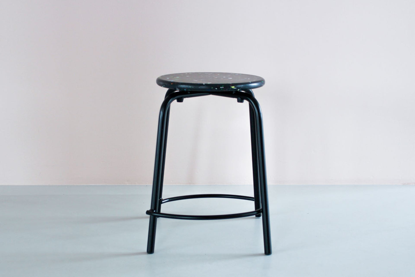 Taburet med sæde af genbrugsplast