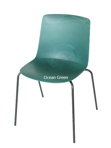 Designet af Andersen og Voll med en plastikskal lavet af 100 % genanvendt plastik ocean green
