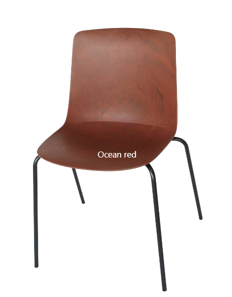 Designet af Andersen og Voll med en plastikskal lavet af 100 % genanvendt plastik ocean red