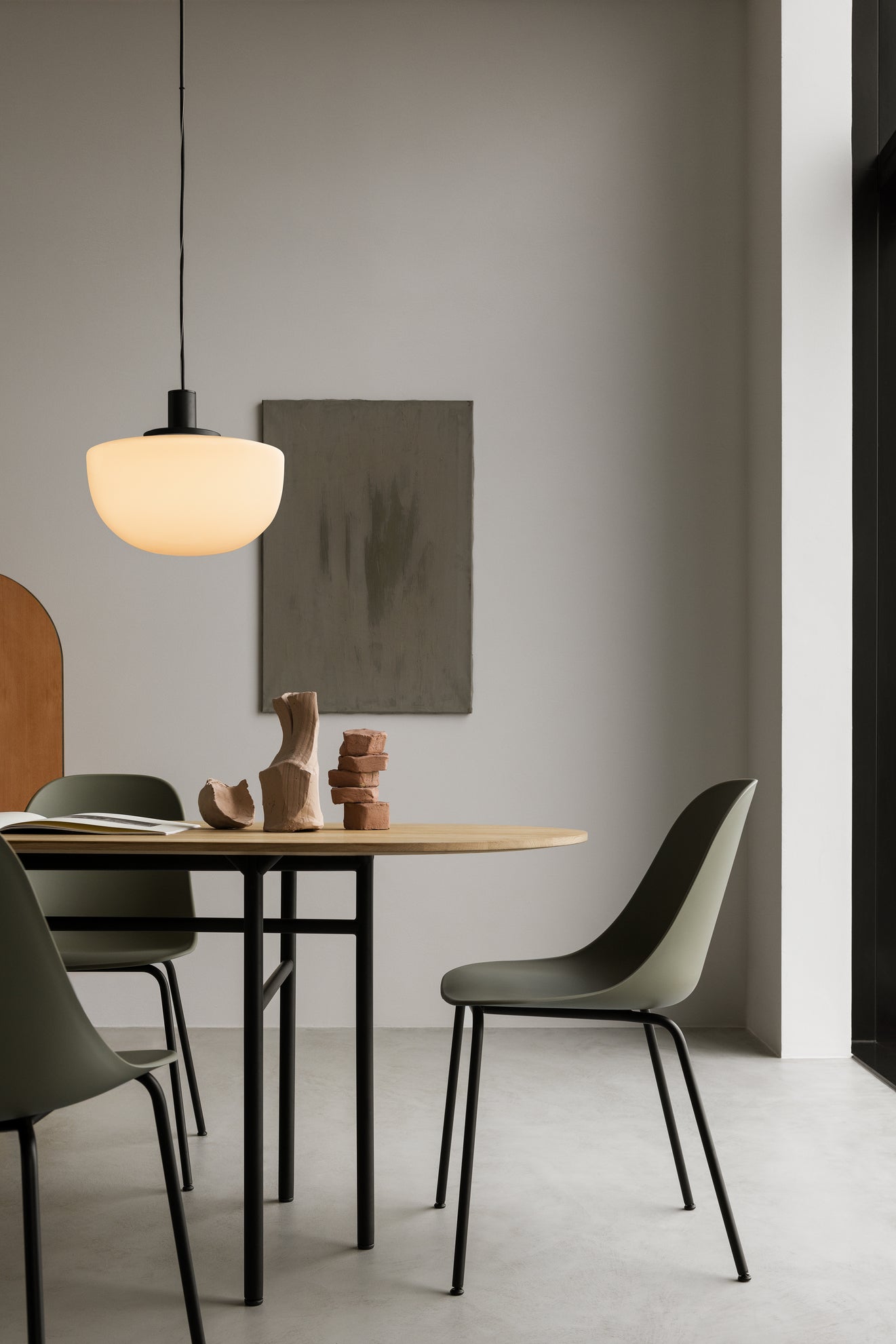Bank Pendant - halvcirkelformet opal lampe